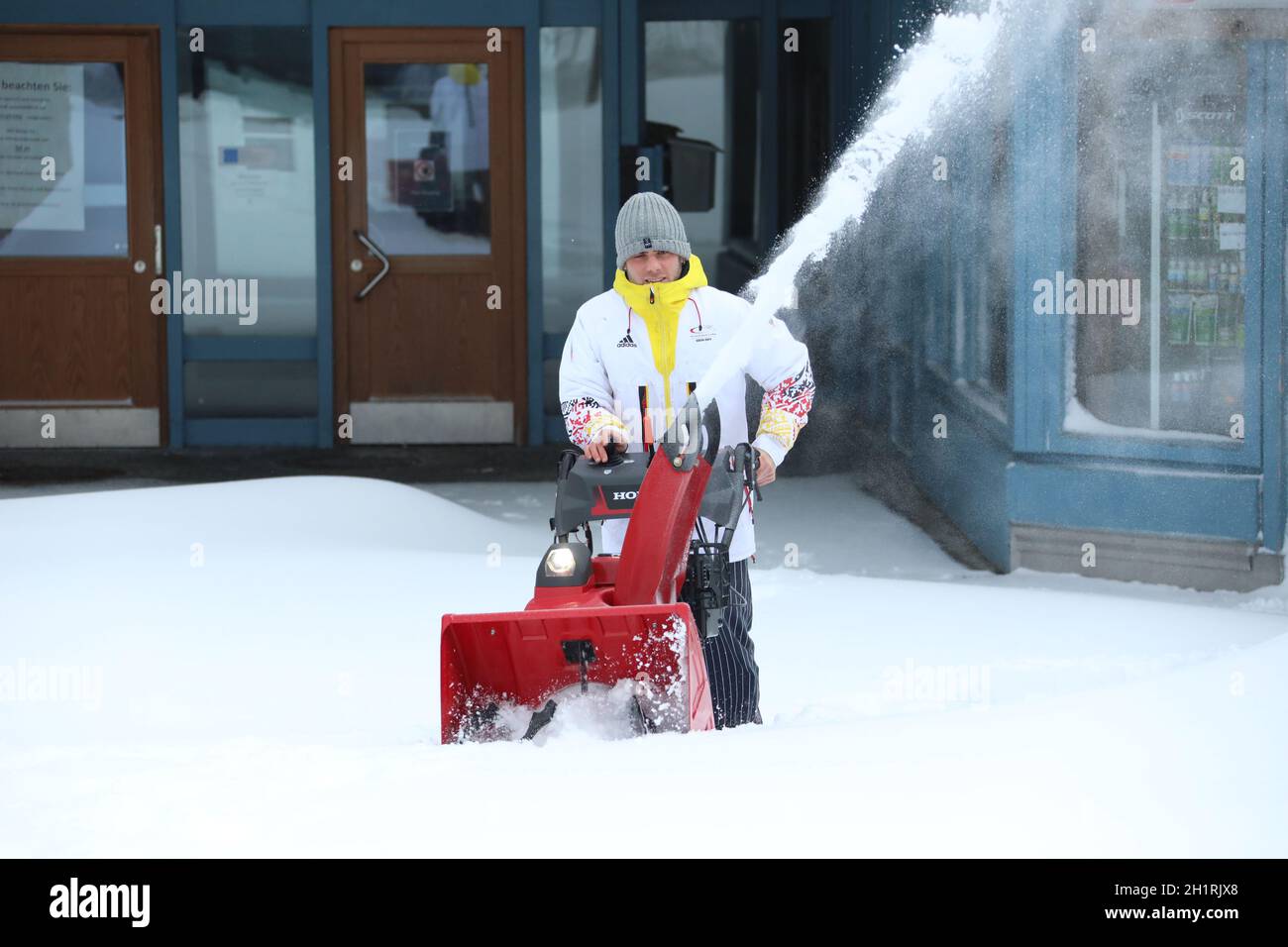Tief eingeschneit war der Feldberg am frühen Sonntagmorgen, ein Mann bedient eine Schneefräse,   Starker Wintereinbruch im Landkreis-Breisgau Hochschw Stock Photo