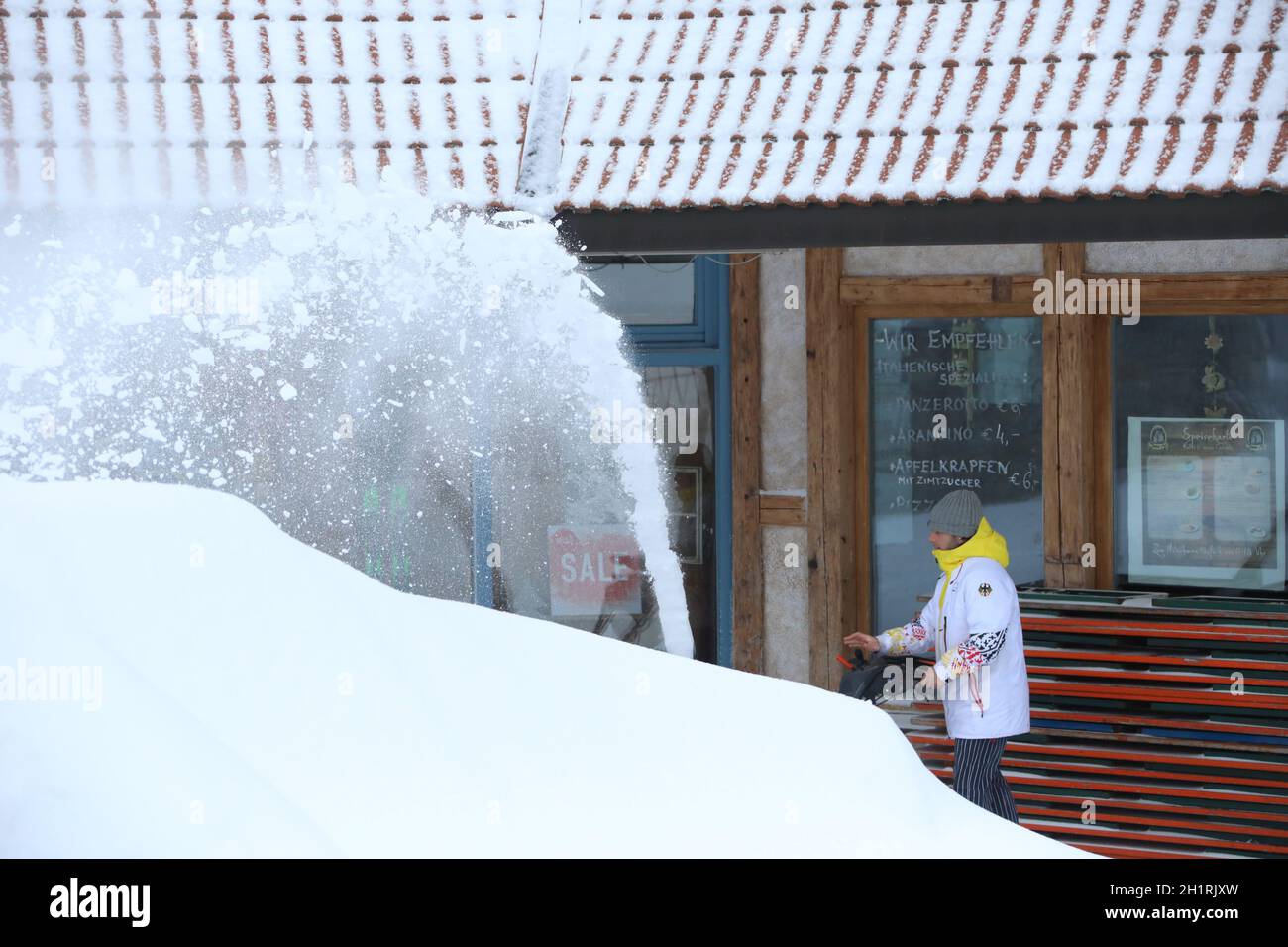 Viel zu tun hatten die Menschen am frühen Morgen auf dem Feldberg, ein Mann macht mit einer Schneefräse wieder den Weg vor dem Gebäude frei,   Starker Stock Photo