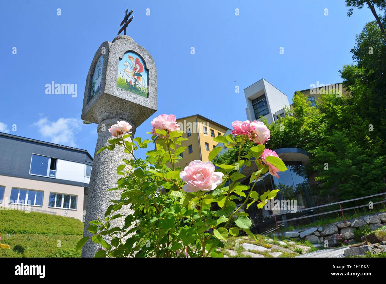 Bildstock und Rosen in Haslach, Mühlviertel, Oberösterreich, Österreich, Europa - Wayside shrine and roses in Haslach, Mühlviertel, Upper Austria, Aus Stock Photo