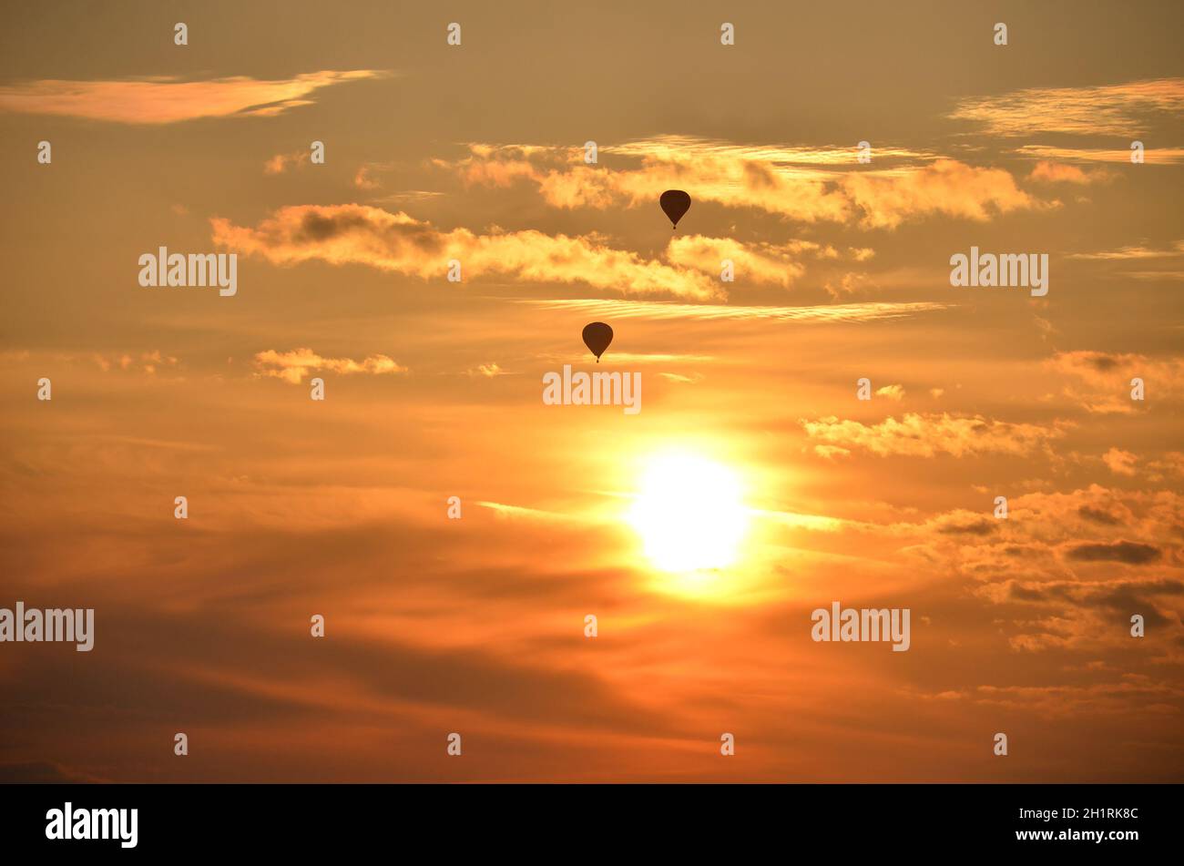 Ballons mit einem Sonnenaufgang im Salzkammergut, Österreich, Europa - Balloons with a sunrise in the Salzkammergut, Austria, Europe Stock Photo