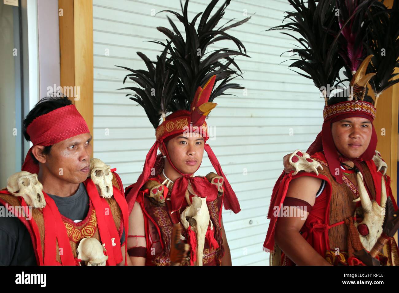 Einheimische posieren in einer Tracht-ähnlichen Verkleidung für Touristen, Indonesien, Nord-Sulawesi, Manado Stock Photo