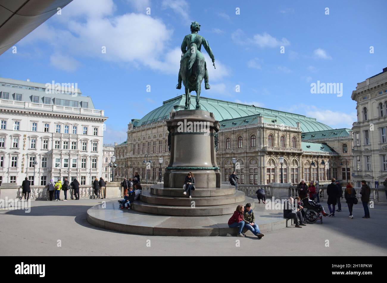Erzherzog AlbrechtDenkmal auf der Albrechtsrampe vor der Albertina in