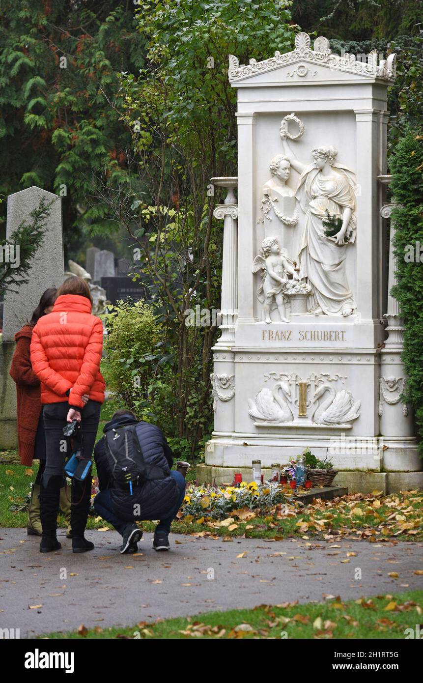 Ehrengrab von Franz Schubert auf dem Zentralfriedhof in Wien - Honorary grave of Franz Schubert in the Central Cemetery in Vienna Stock Photo