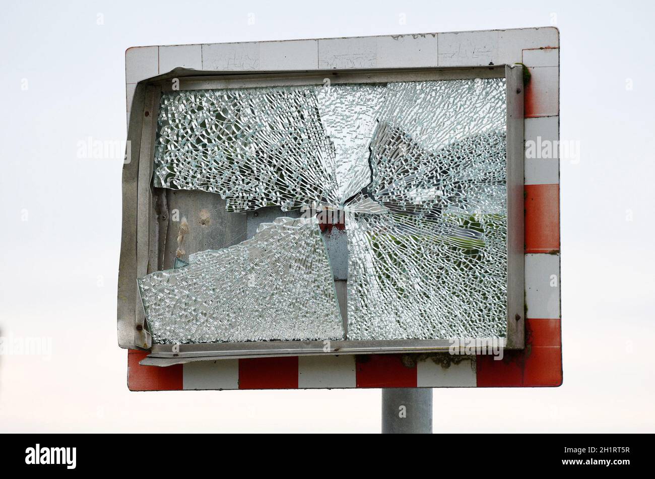Zerbrochener, beschädigter Verkehrsspiegel - Broken, damaged traffic mirror Stock Photo