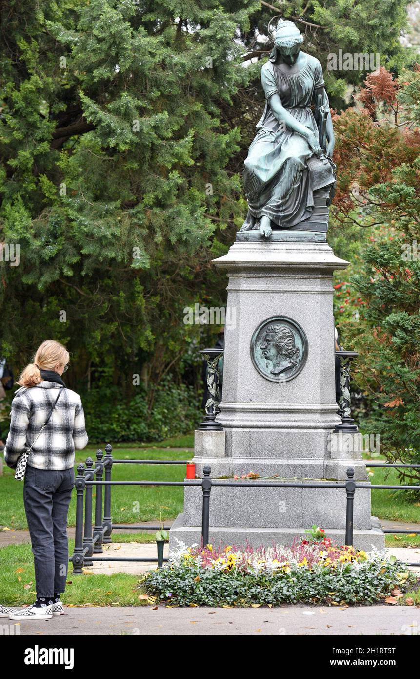 Ehrengrab von Wolfgang Amadeus Mozart auf dem Zentralfriedhof in Wien ...