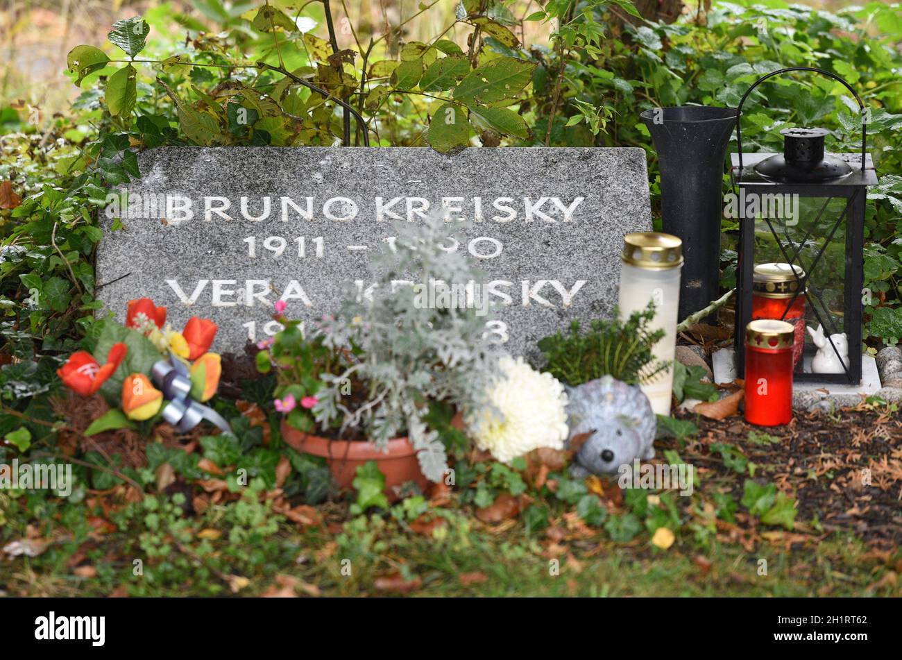 Das Ehrengrab des ehemaligen österreichischen Bundeskanzlers Bruno Kreisky auf dem Zentralfriedhof in Wien - The grave of honor of the former Austrian Stock Photo