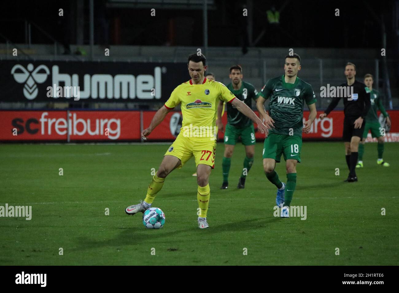 Geschickt schirmt Nicolas Hoefler (Freiburg) den Ball vor dem Augsburger Laszlo Benes (FC Augsburg),   1. FBL: 20-21: 26. Sptg. SC Freiburg - FC Augsb Stock Photo