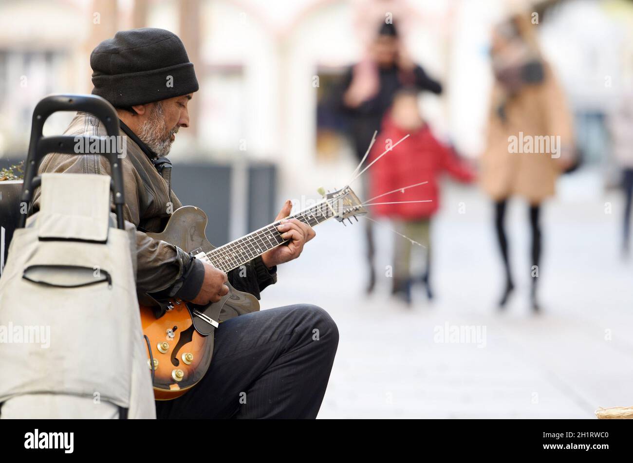 Ein Straßenmusiker in Wels, Österreich, europa - A street musician in Wels, Austria, Europe Stock Photo