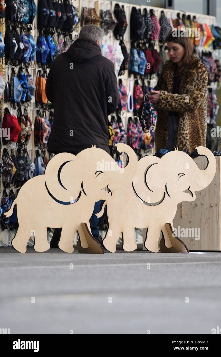 In Österreich wurde mit einem Baby-Elefanten fürden Meter-Abstand in der Corona-Krise geworben - In Austria, a baby elephant was used to advertise the Stock Photo
