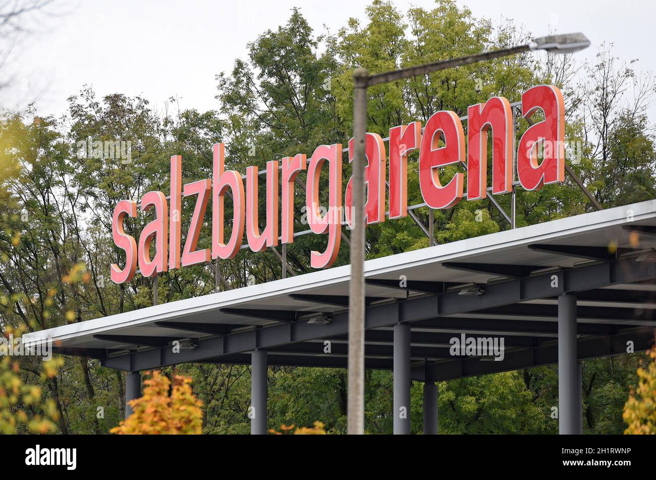 Die Salzburgarena in der österreichischen Landeshauptstadt Salzburg ist eine multifunktionale Halle - The Salzburgarena in the Austrian capital Salzbu Stock Photo