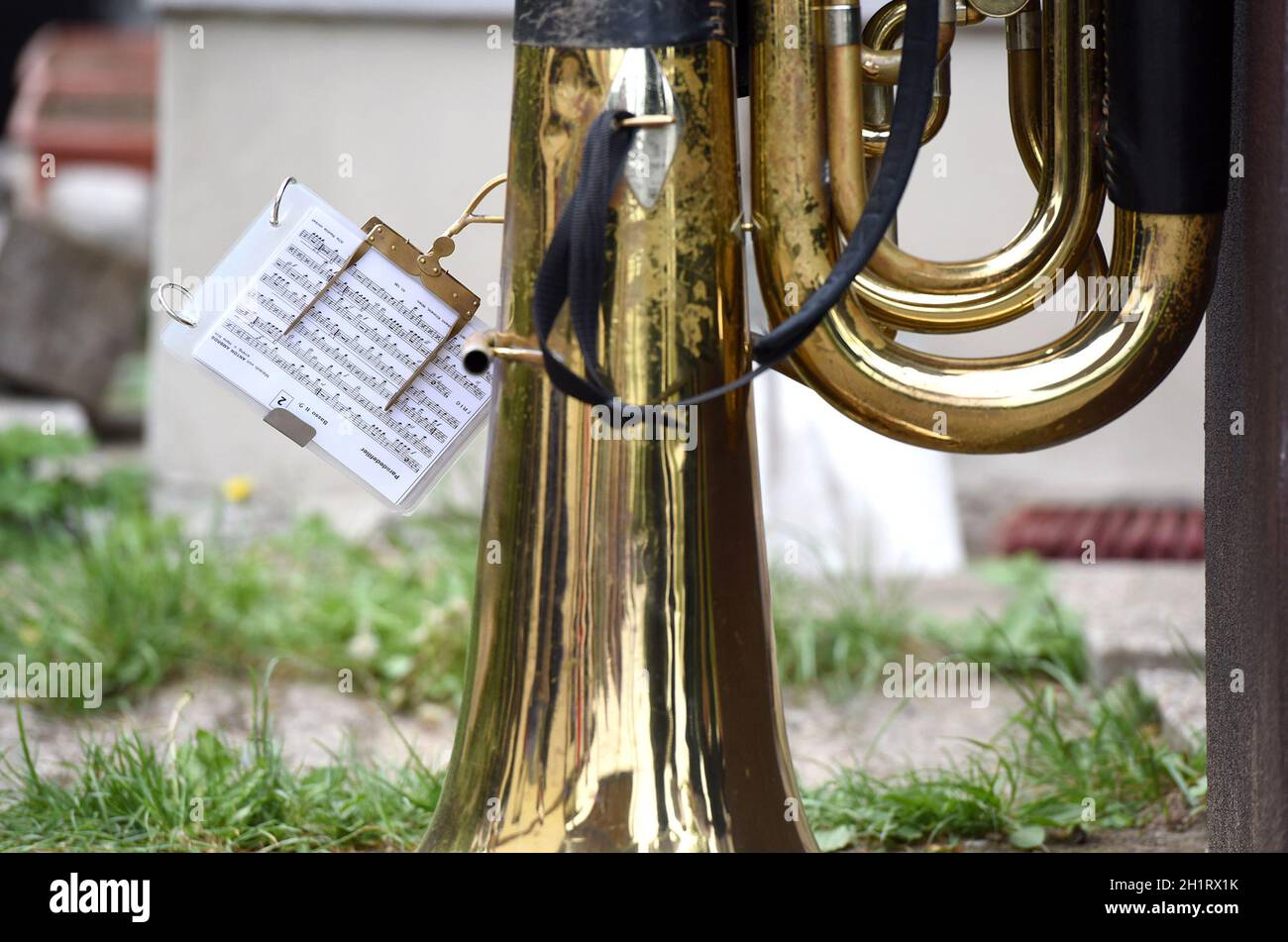 Ein aufgestellter Bass einer Blasmusikkapelle mit Noten - An upright bass of a brass band with sheet music Stock Photo