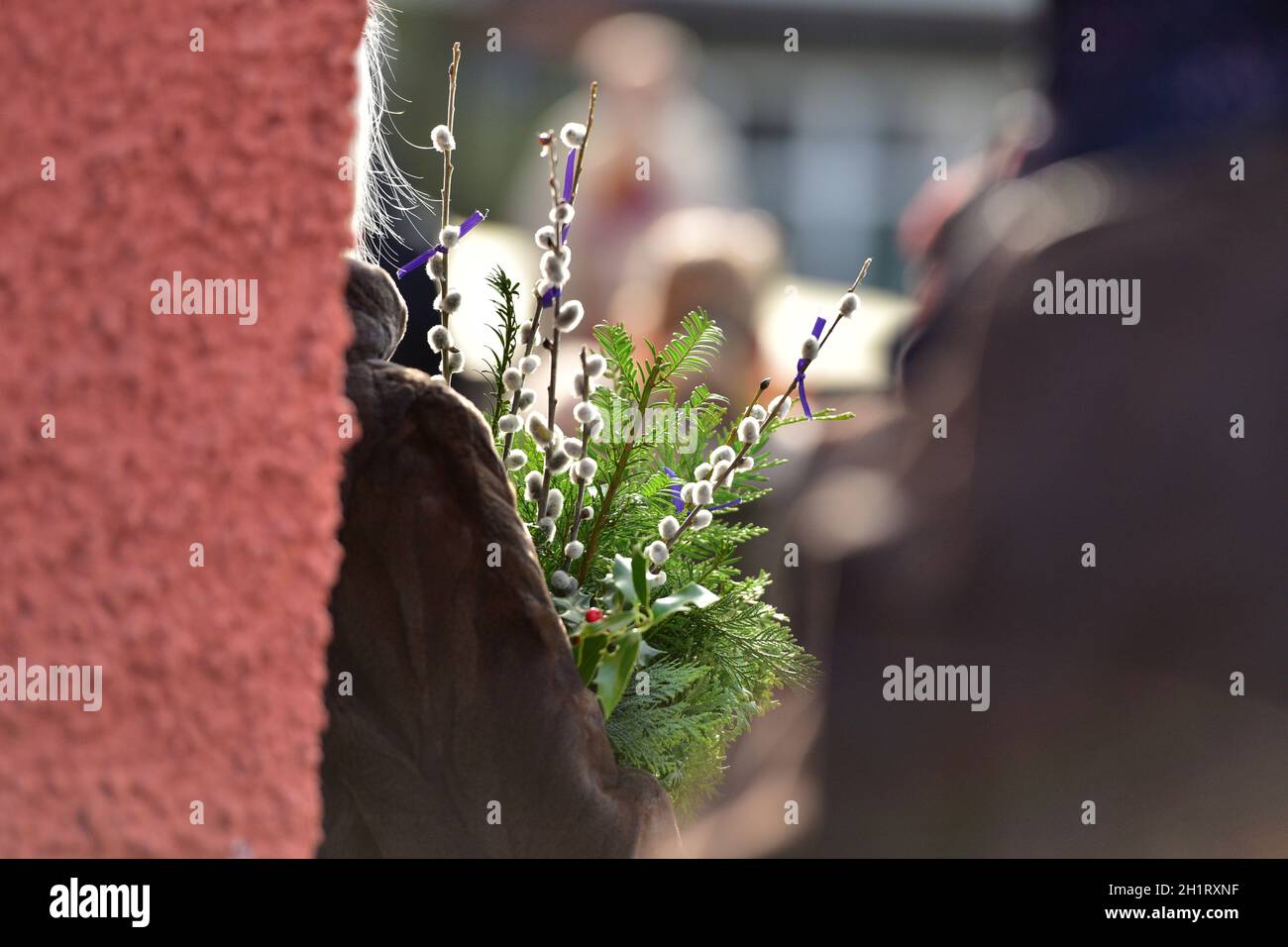 Palmweihe am Palmsonntag in Schörfling (Bezirk Vöcklabruck, Oberösterreich) - Alljährlich am Palmsonntag wird mit bunt geschmückten Palmbuschen an den Stock Photo