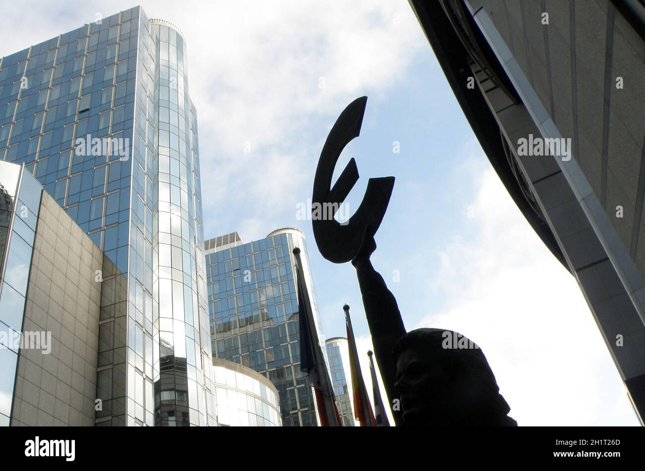 Statue mit euro symbol hi-res stock photography and images - Alamy