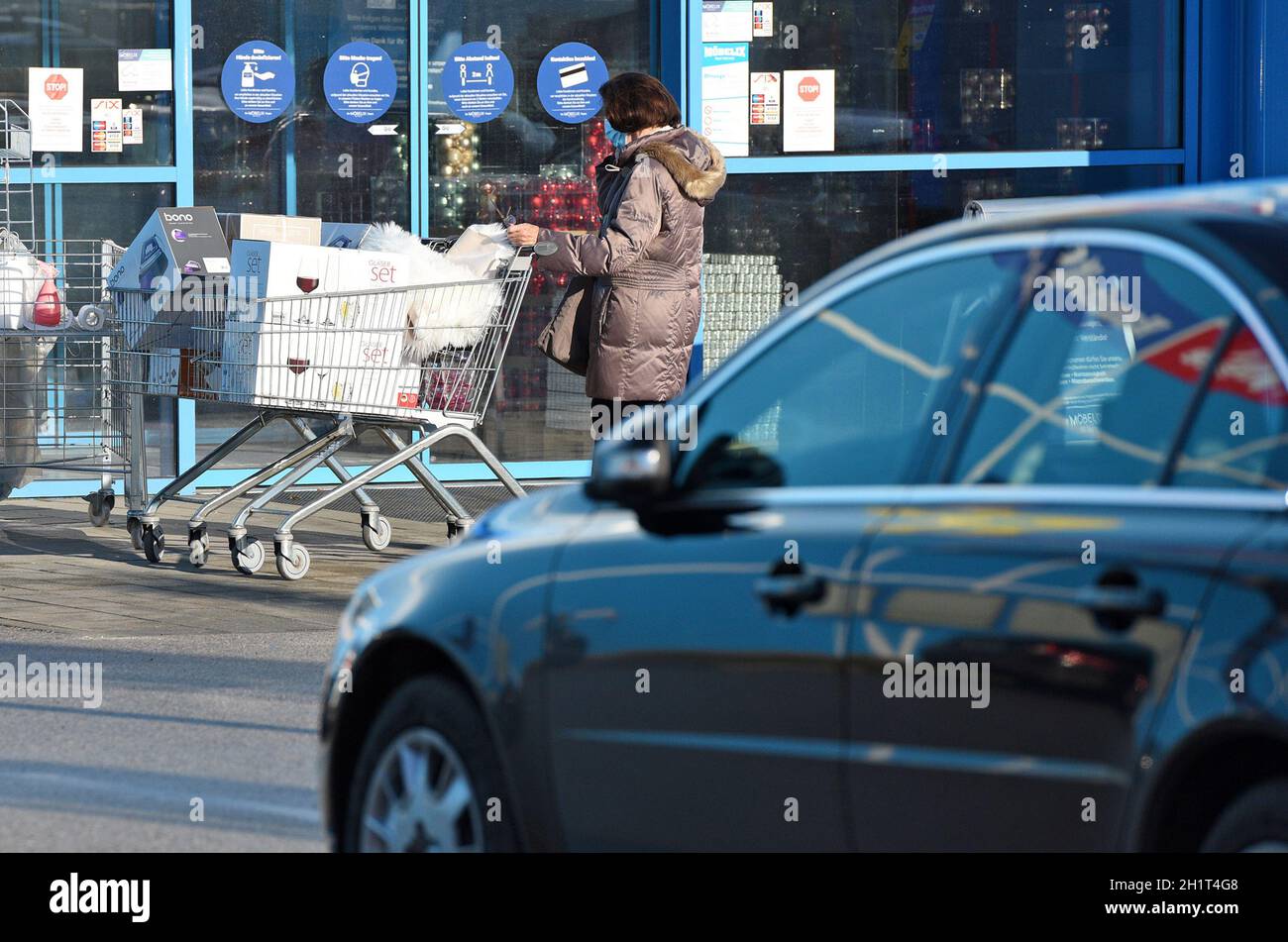 Ansturm auf Einkaufszentren nach dem Lockdown in Österreich, Europa - Rush to shopping malls after the lockdown in Austria, Europe Stock Photo