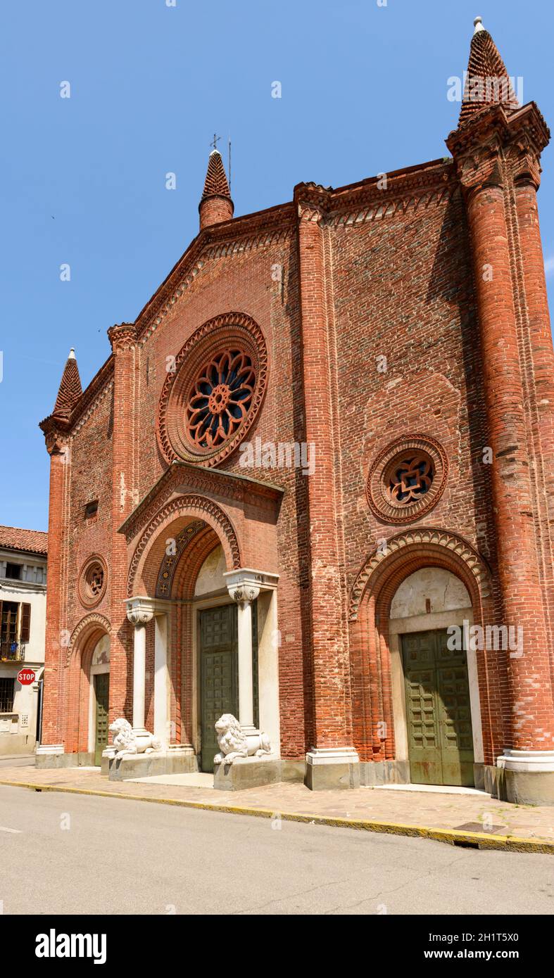 exterior view of main prospect of ancient Romanesque church in Soncino historical center, shot in bright summer light Stock Photo
