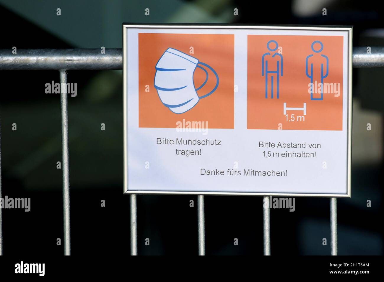 Schild 'Abstand halten' in München, Bayern, Deutschland, Europa - Sign 'Keep distance' in Munich, Bavaria, Germany, Europe Stock Photo