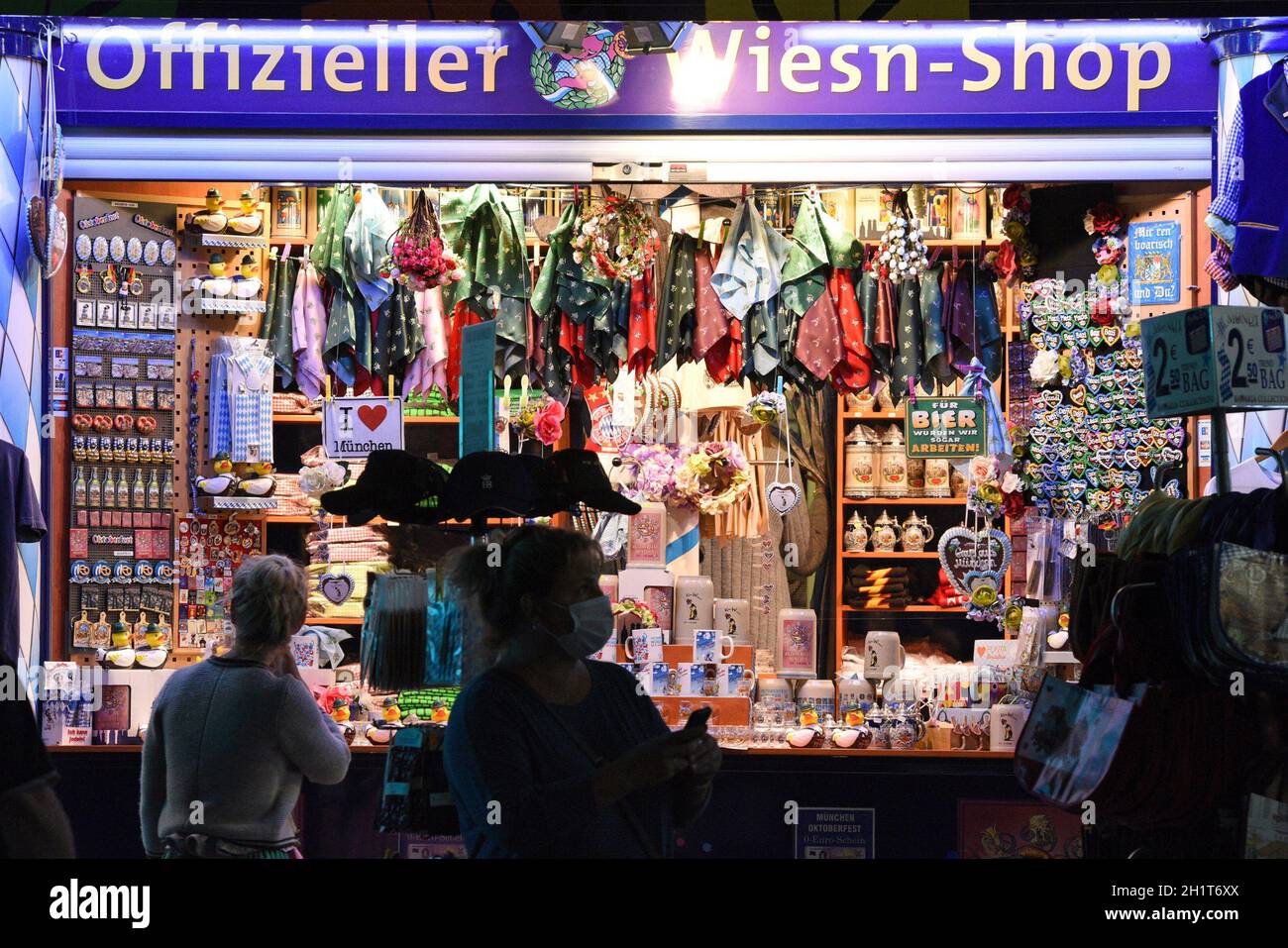 Geöffneter 'Wies'n-Shop' in München trotz des abgesagten Oktoberfestes - Open 'Wies'n-Shop' in Munich despite the canceled Oktoberfest Stock Photo