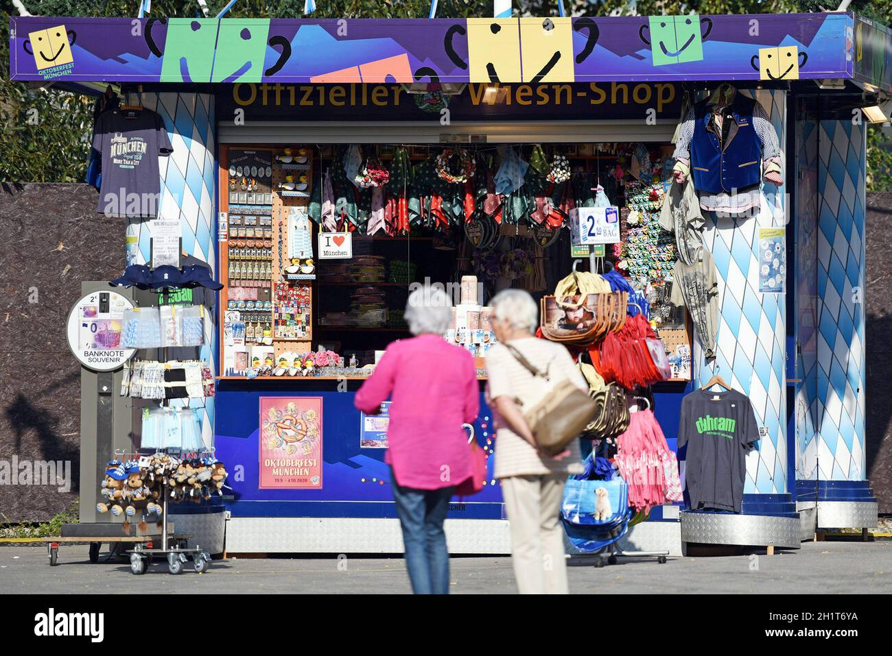 Geöffneter 'Wies'n-Shop' in München trotz des abgesagten Oktoberfestes - Open 'Wies'n-Shop' in Munich despite the canceled Oktoberfest Stock Photo