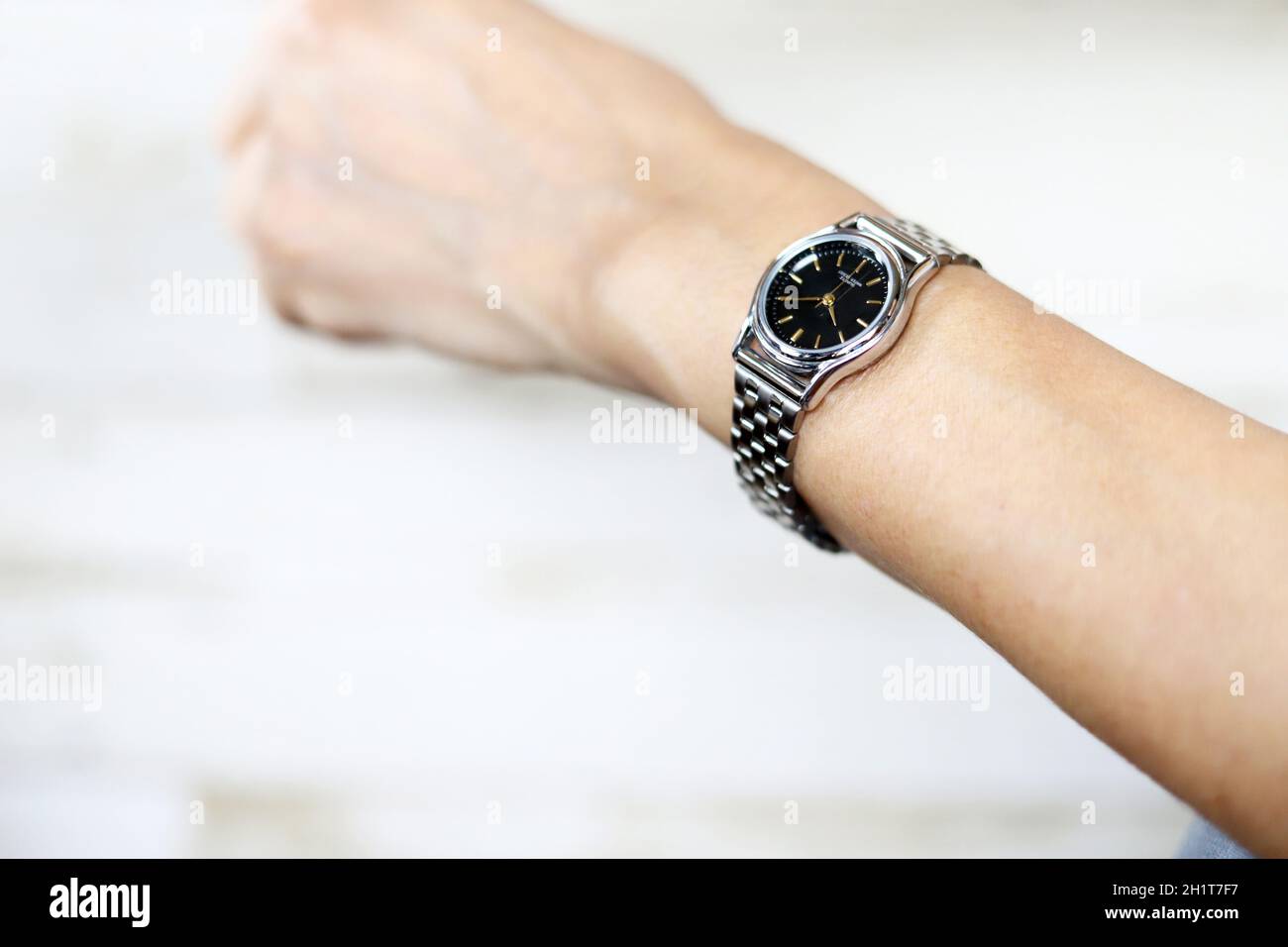 Ladies wear wrist deals watch in which hand