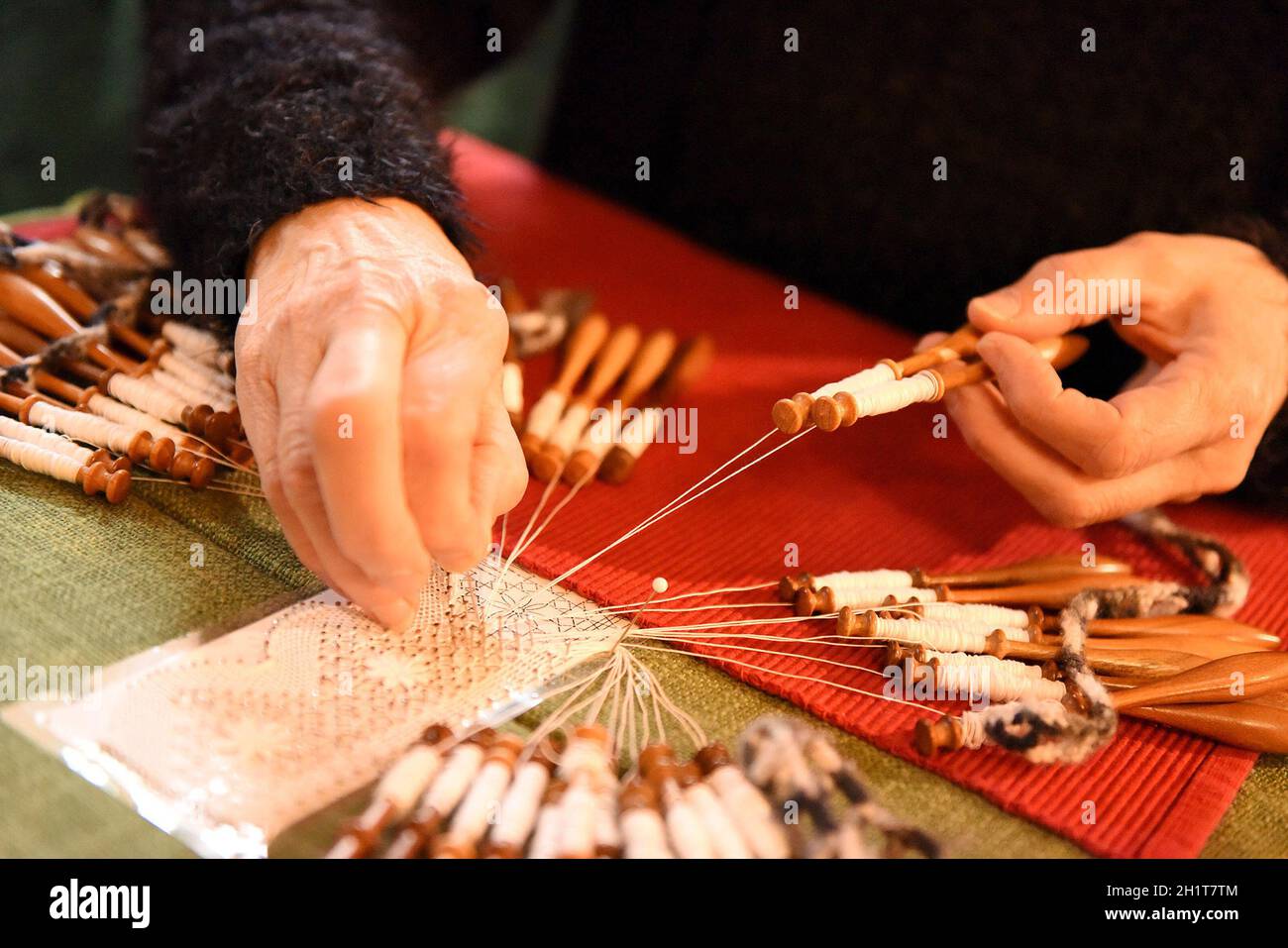 Die alte Handwerkstechnik des Klöppelns in Österreich - The old craft technique of lace making in Austria Stock Photo