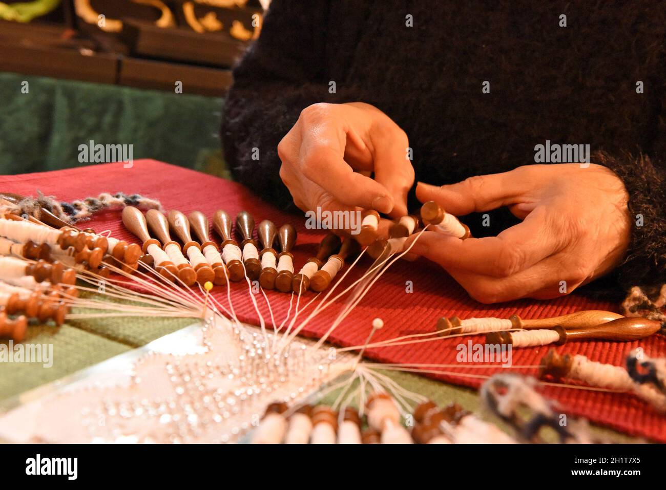 Die alte Handwerkstechnik des Klöppelns in Österreich - The old craft technique of lace making in Austria Stock Photo