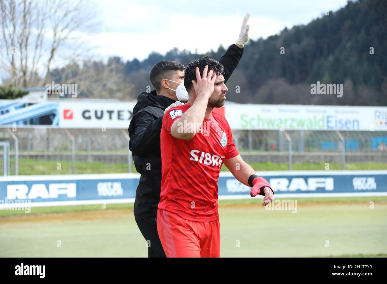 In einer umkämpften Partie musste auch Kamm Al-Azzawe David (TSV Steinbach Haiger)  behandelt werden,    Fussball-RL SW 20-21: 31. Sptg: SC Freiburg I Stock Photo