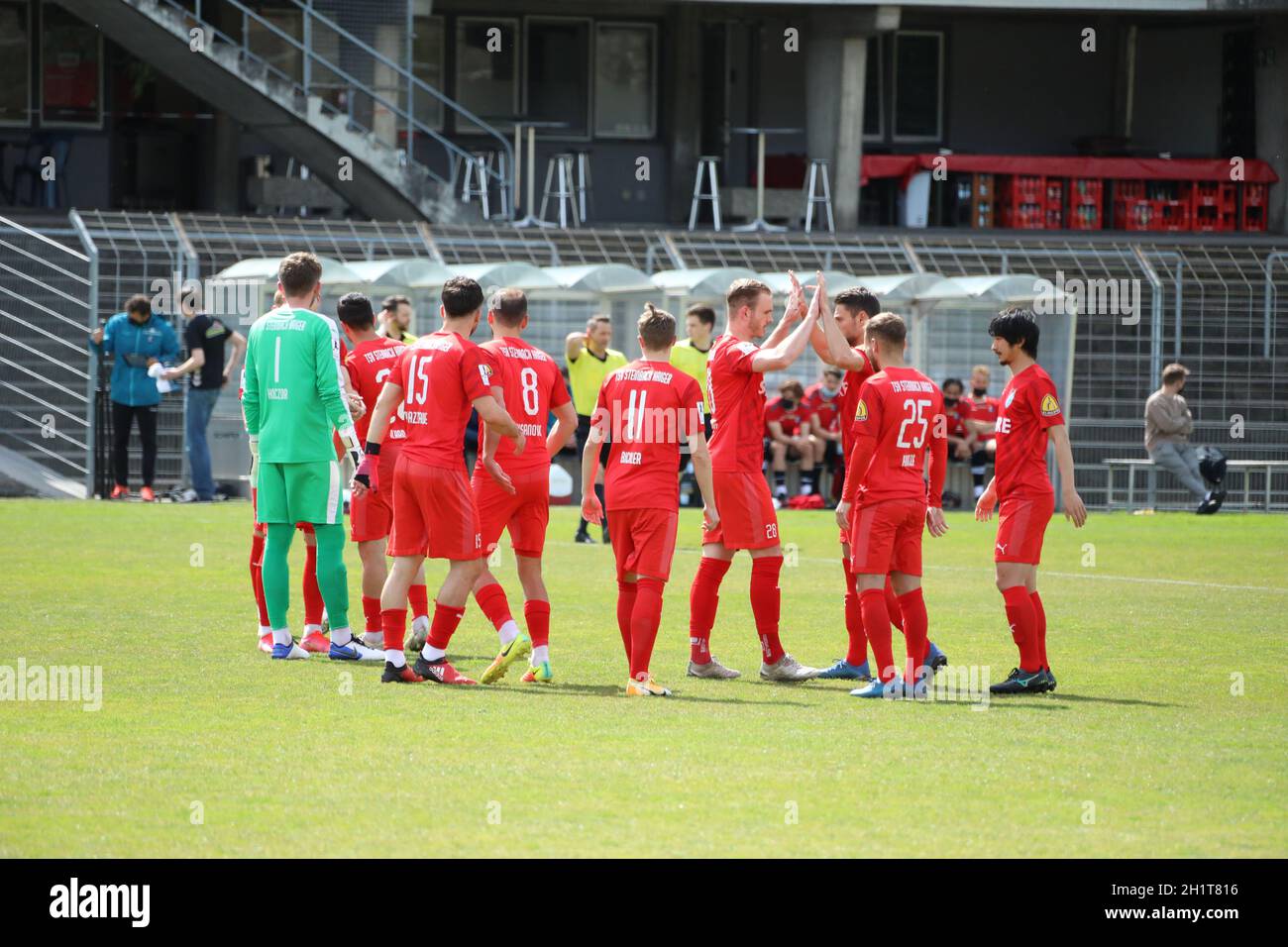 Zuversicht vor dem Spiel: Die Spieler des TSV Steinbach Haiger schwören sich auf das Spiel ein,    Fussball-RL SW 20-21: 31. Sptg: SC Freiburg II - TS Stock Photo
