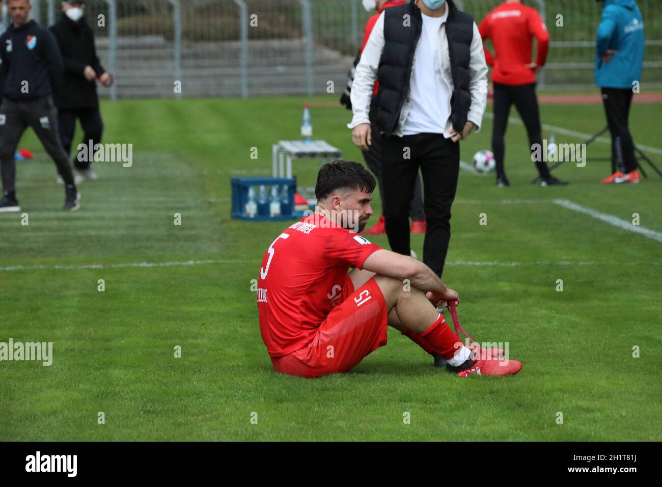 Kamm Al-Azzawe David (TSV Steinbach Haiger)  kauert enttäuscht auf dem Rasen nach der 0:1 Pleite in Freiburg,  Fussball-RL SW 20-21: 31. Sptg: SC Frei Stock Photo