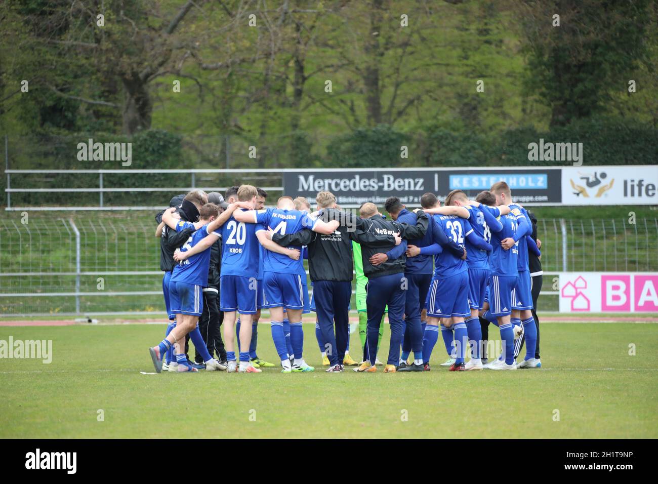 Zusammen stehen, zusammen halten - die Spieler mit Trainer Patrick Fischer (FK Pirmasens) nach der 0:1 Niederlage in Freiburg im Spiel der Fussball-RL Stock Photo