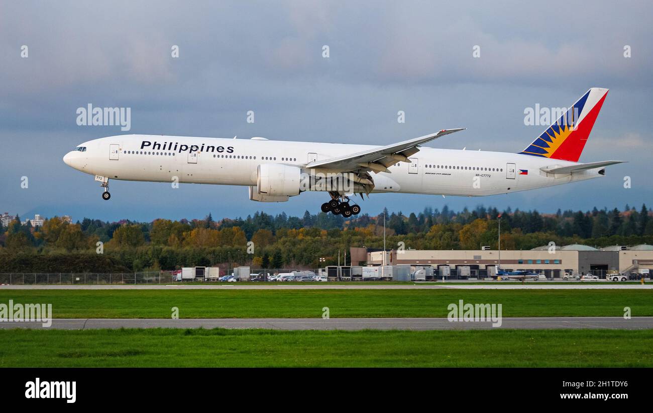 Richmond, British Columbia, Canada. 18th Oct, 2021. A Philippine Airlines Boeing 777-300ER jet (RP-C7772) lands at Vancouver International Airport. (Credit Image: © Bayne Stanley/ZUMA Press Wire) Stock Photo