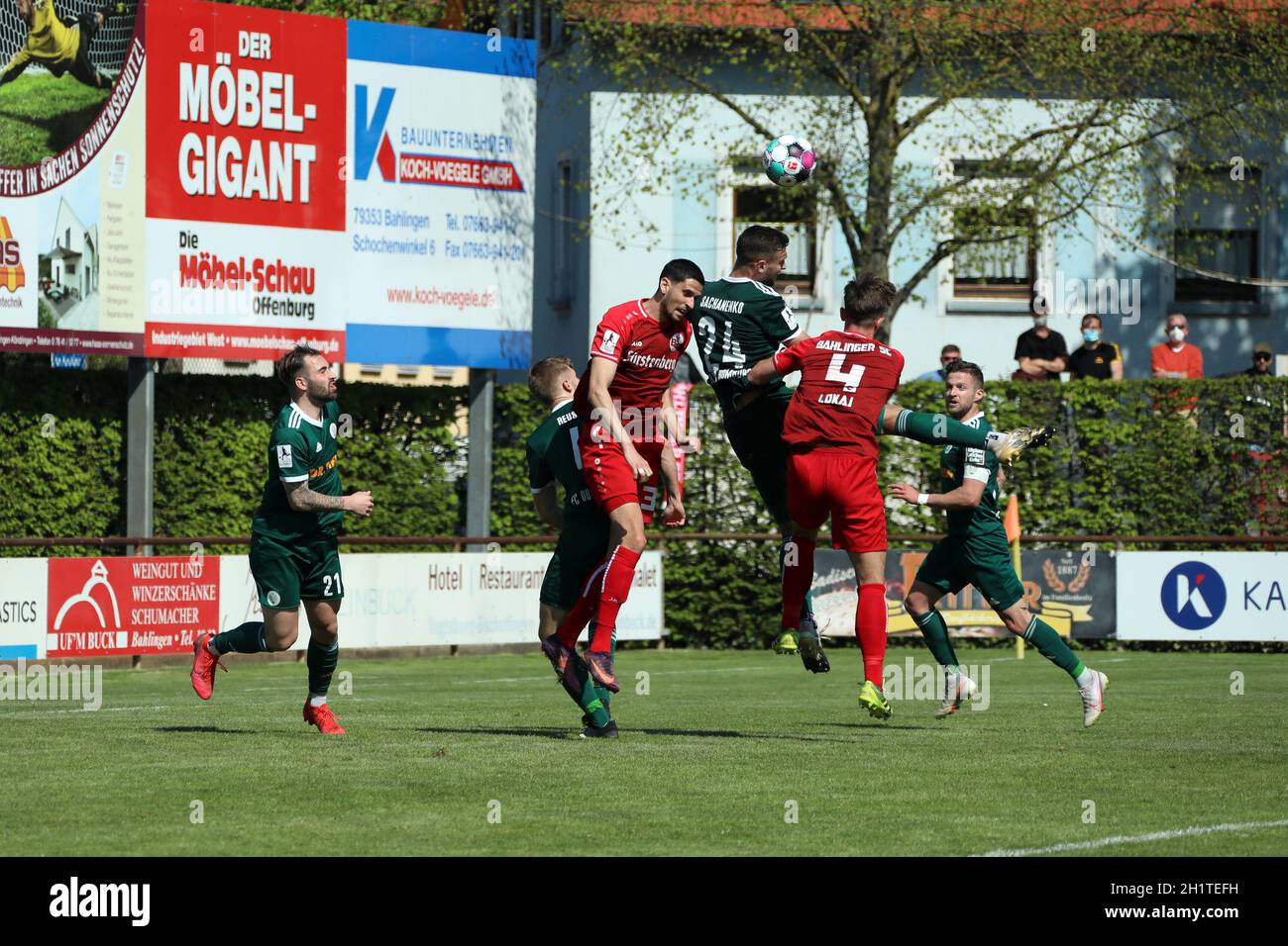 Kein Durchkommen: Sachanenko Ivan köpft den Ball aus der Gefahrenzone, Lokaj Ylber (Bahlinger SC) kann nicht mehr eingreifen im Spiel der Fussball-RL Stock Photo