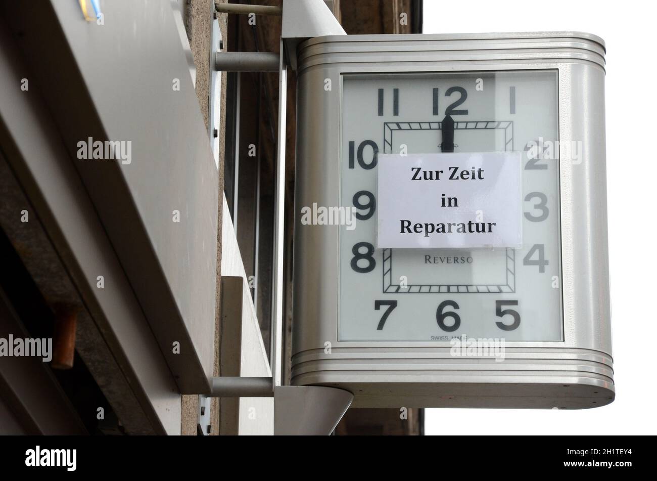 Eine nicht funktionierende öffentliche Uhr mit Aufschrift 'Zur Zeit in Reparatur' - An unworkable public clock with inscription 'Currently in repair' Stock Photo