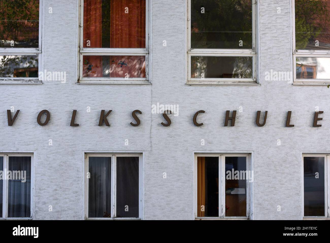 Eine alte, geschlossene Volksschule in Österreich, Europa - An old, closed elementary school in Austria, Europe Stock Photo