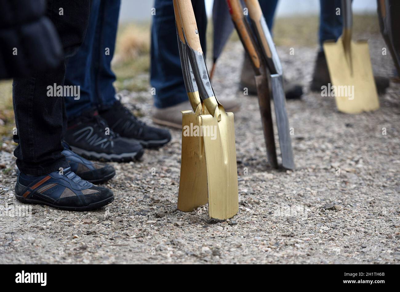 ein-goldener-spaten-bei-einer-spatenstichfeier-f-r-ein-bauwerk-a