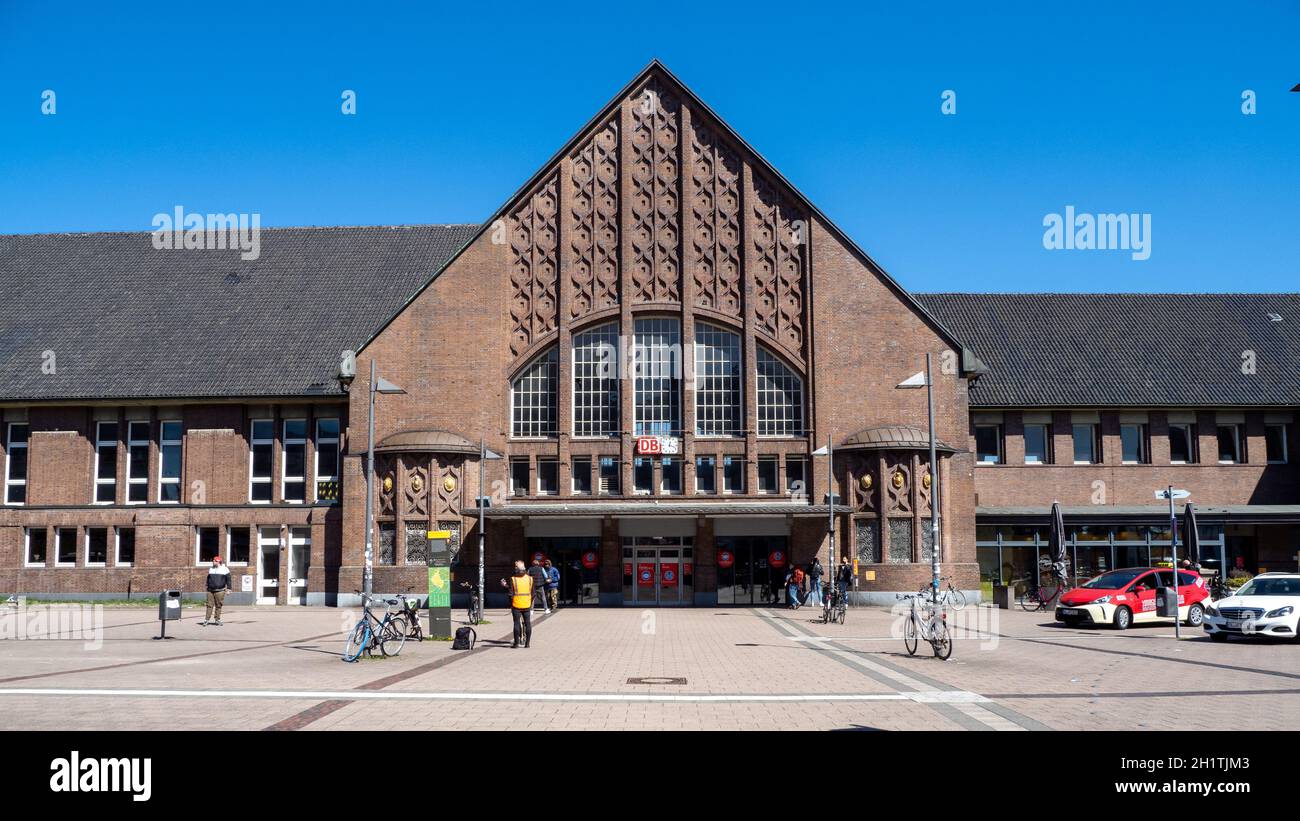 Haupteingang auf der Südseite Hauptbahnhofs Oldenburg - Panoramaformat Stock Photo