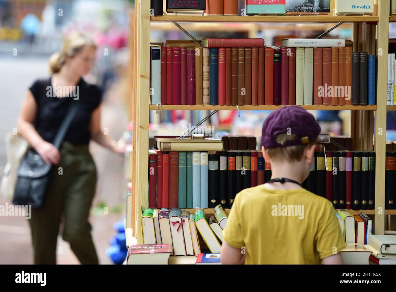 Ein Bub von hinten beim Bücherschmökern - A boy from behind reading a book Stock Photo