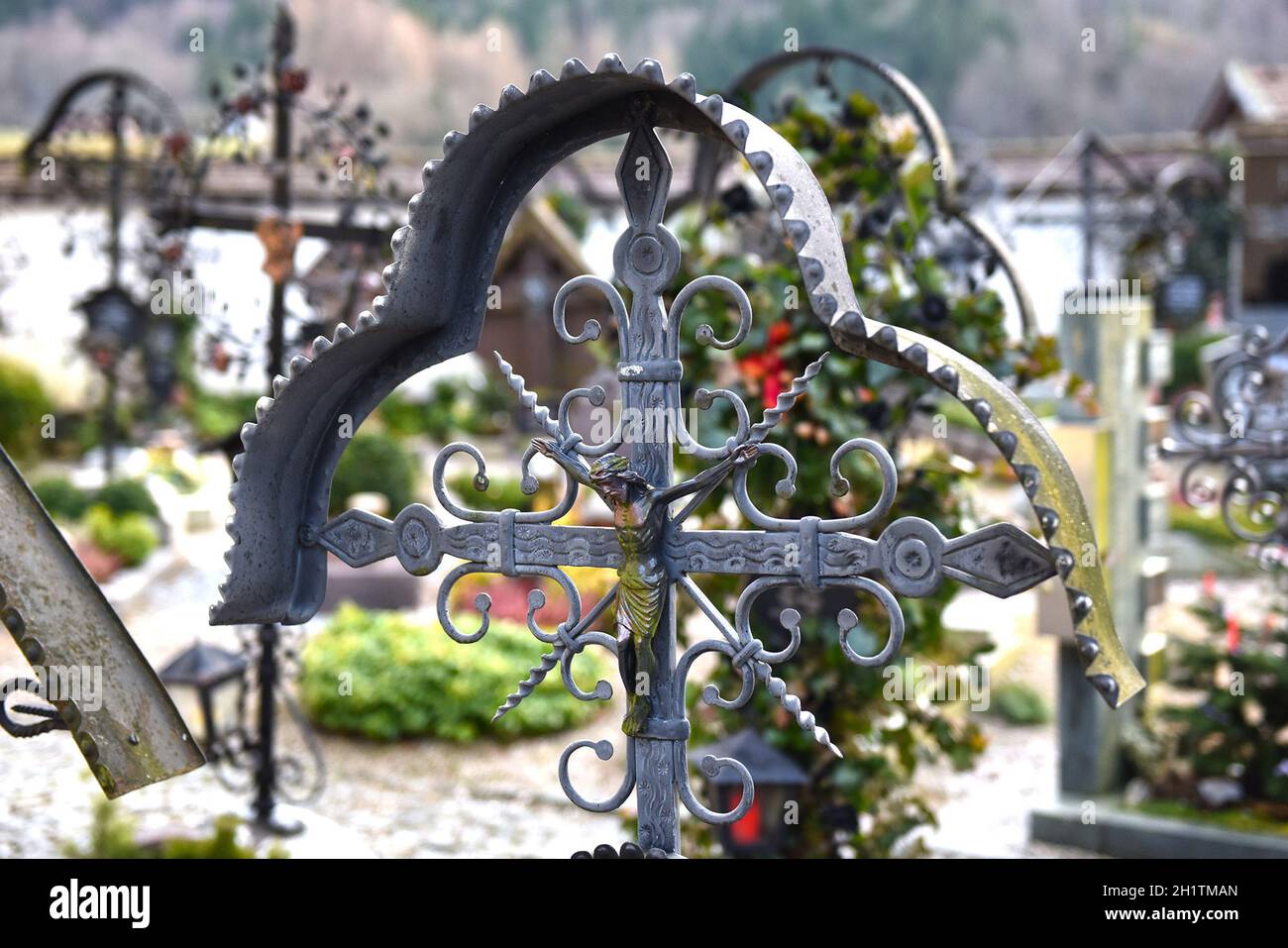 Ein Grabkreuz auf dem Friedhof in Grünau im Almtal, Österreich, Europa - A grave cross in the cemetery in Grünau im Almtal, Austria, Europe Stock Photo