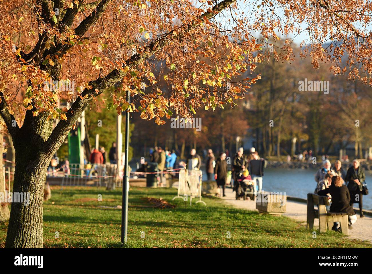 Herbststimmung am Attersee, viele suchen bei sonnigem Wetter Erholung - Autumn mood at the Attersee, many are looking for relaxation in sunny weather Stock Photo