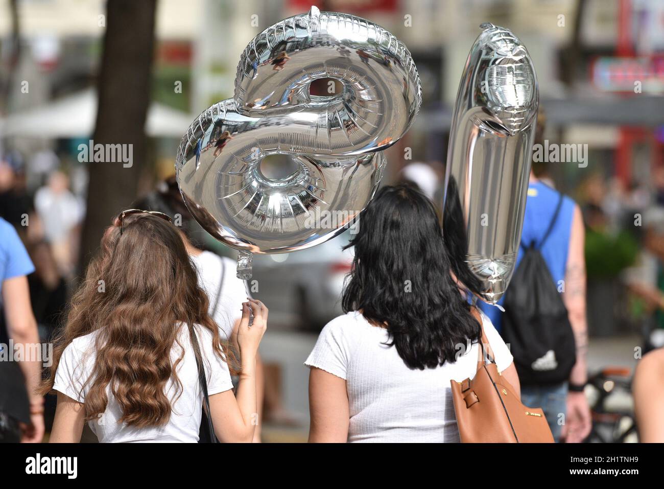 Zwei Mädchen mit Silber-Luftballons '18' - Two girls with silver number balloons '18' Stock Photo