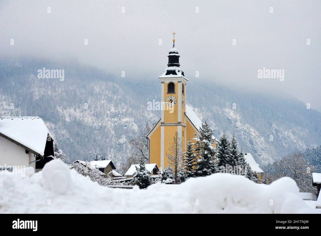 Pfarrkirche Grünau im Almtal im Winter, Österreich, Europa - Parish church Grünau im Almtal in winter, Austria, Europe Stock Photo