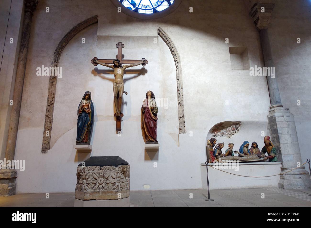 Kreuzigungsgruppe in Gross St. Martin, romanische Basilika aus dem 12. Jahrhundert, Köln,  Nordrhein-Westfalen, Deutschland Stock Photo
