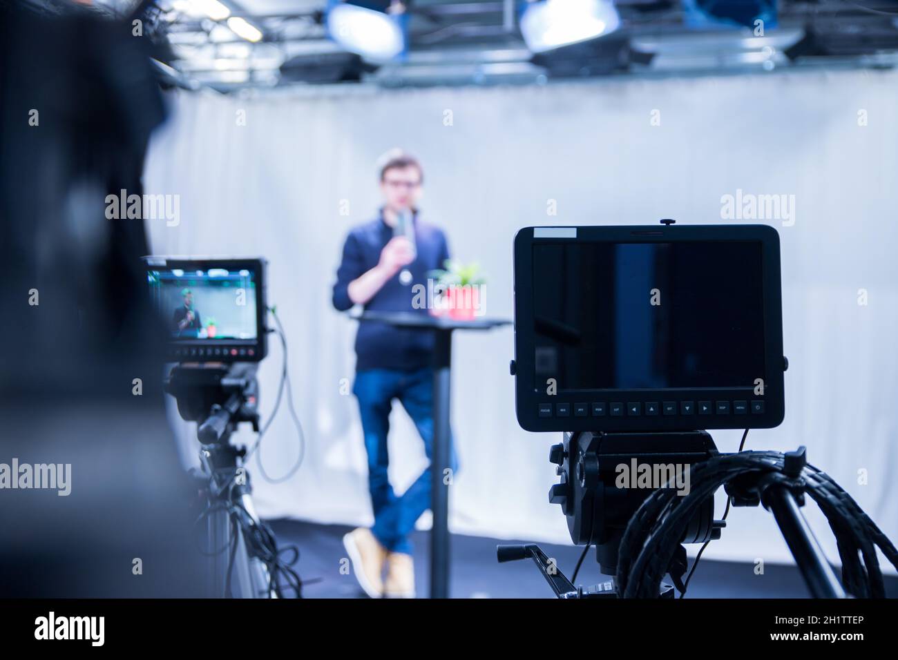 News anchor in tv studio hi-res stock photography and images - Alamy