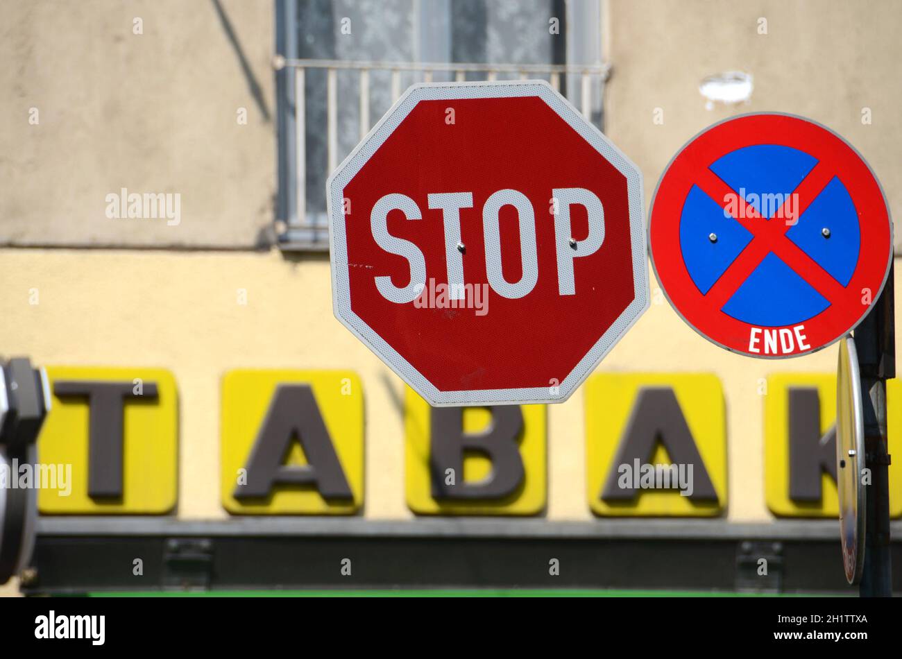Stop-Schild vor einer Tabak-Trafik in Österreich, Europa - Stop sign in front of a tobacco shop in Austria, Europe Stock Photo