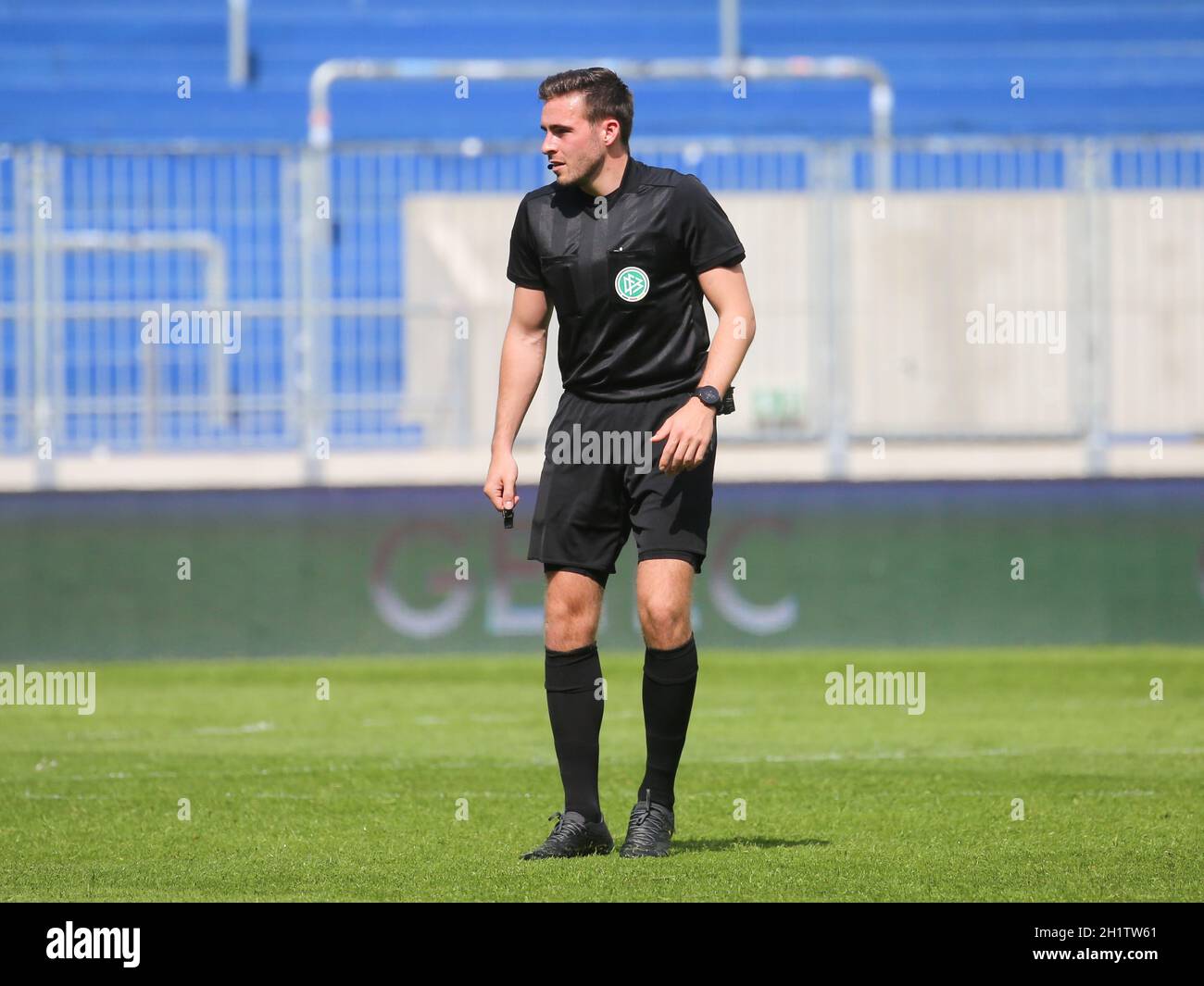 Dfb Fussball Schiedsrichter Tom Bauer Dfb 3 Liga Saison 21 Stock Photo Alamy