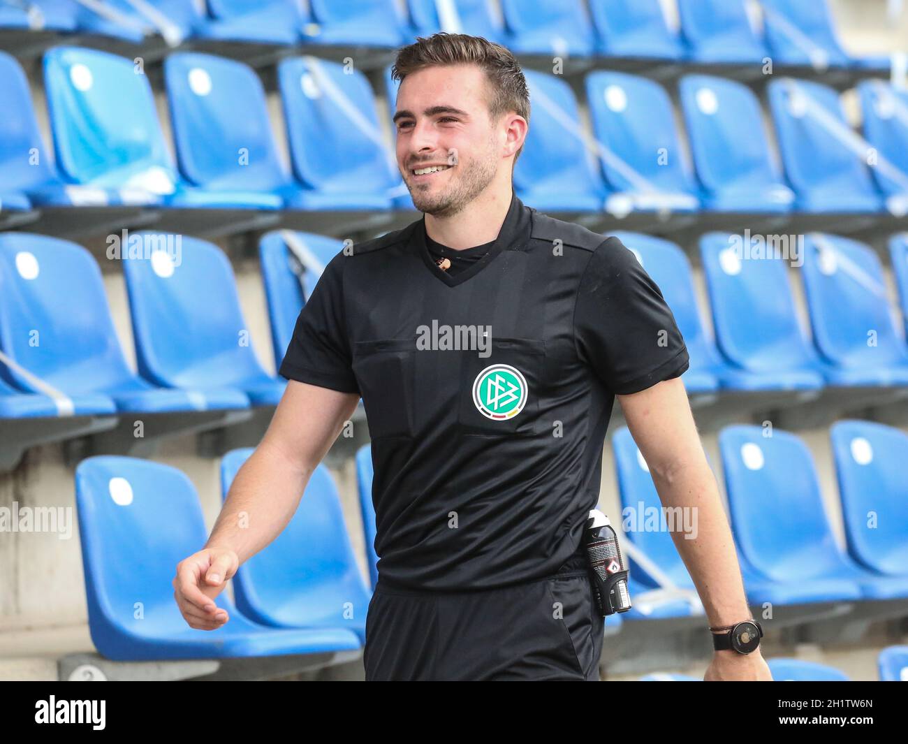 DFB Fussball Schiedsrichter Tom Bauer DFB 3.Liga Saison 2020-21 Stock Photo  - Alamy