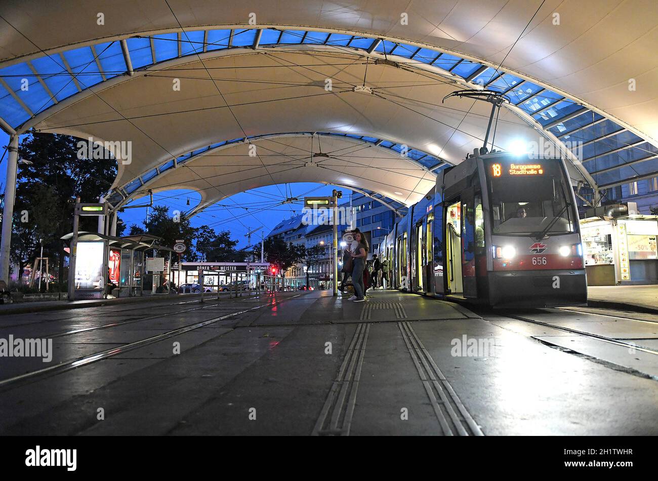 Straßenbahn-Haltestelle in Wien am Abend, Österreich, Europa - Tram stop in Vienna in the evening, Austria, Europe Stock Photo