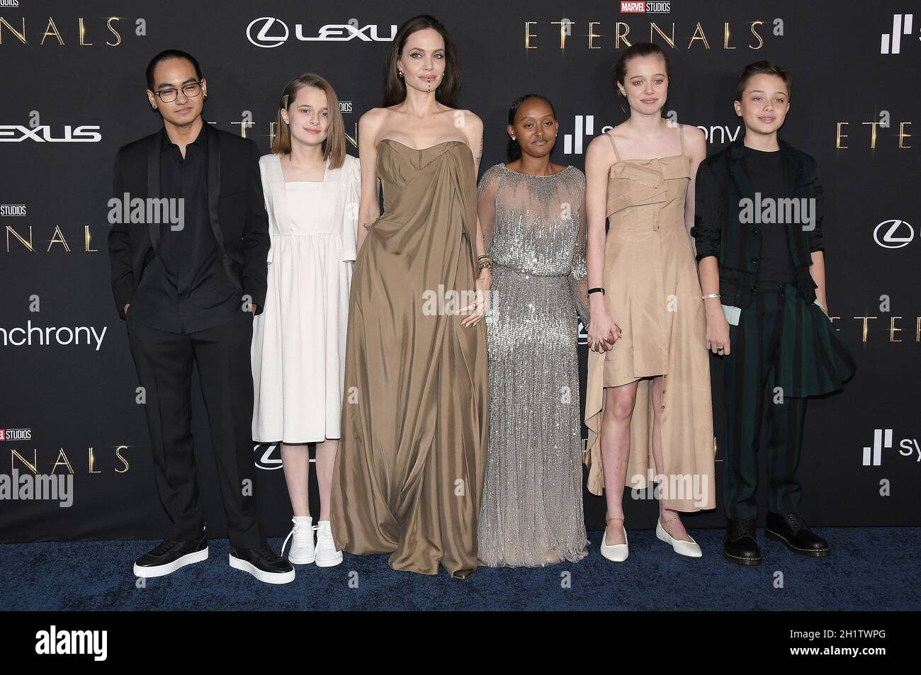 Los Angeles, USA. 18th Oct, 2021. (L-R) Maddox Jolie-Pitt, Vivienne Jolie-Pitt, Angelina Jolie, Zahara Jolie-Pitt, Shiloh Jolie-Pitt and Knox Jolie-Pitt at Marvel Studios' ETERNALS Los Angeles Premiere held at The DolbyTheater in Hollywood, CA on Monday, ?October 18, 2021. (Photo By Sthanlee B. Mirador/Sipa USA) Credit: Sipa USA/Alamy Live News Stock Photo