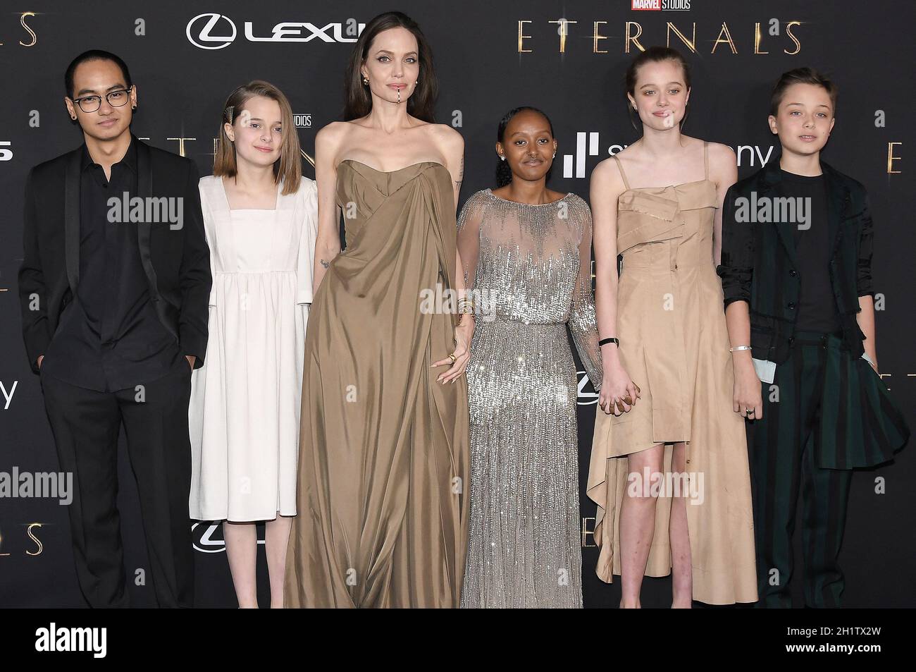 Los Angeles, USA. 18th Oct, 2021. (L-R) Maddox Jolie-Pitt, Vivienne Jolie-Pitt, Angelina Jolie, Zahara Jolie-Pitt, Shiloh Jolie-Pitt and Knox Jolie-Pitt at Marvel Studios' ETERNALS Los Angeles Premiere held at The DolbyTheater in Hollywood, CA on Monday, ?October 18, 2021. (Photo By Sthanlee B. Mirador/Sipa USA) Credit: Sipa USA/Alamy Live News Stock Photo