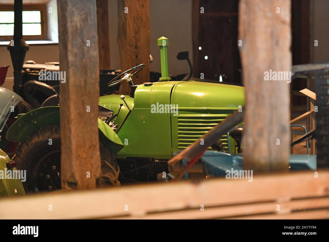 Alter traktor hi-res stock photography and images - Alamy