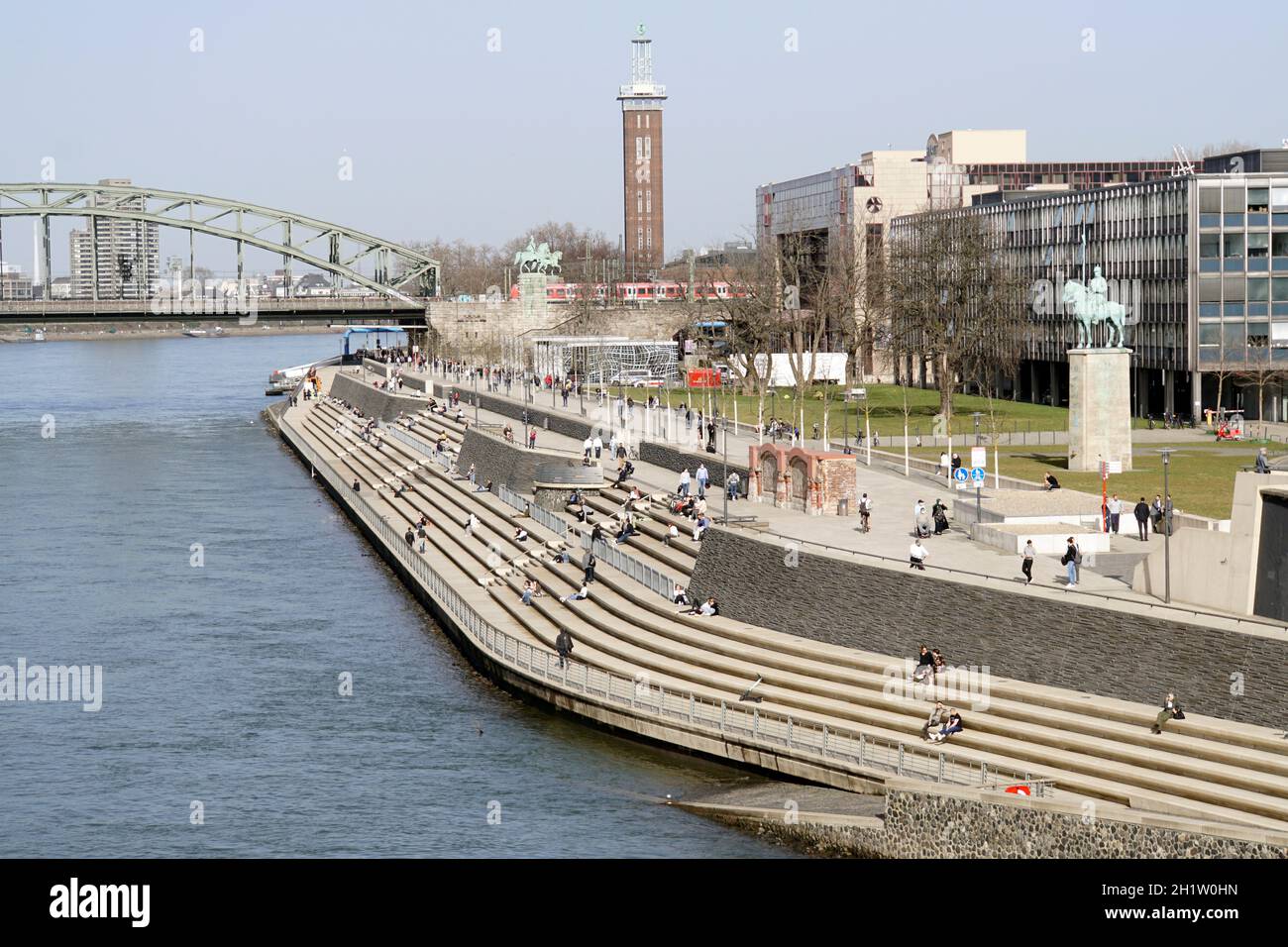 Blick von der Deutzer Brücke auf den Rheinboulevard, Köln-Deutz, Nordrhein-Westfalen, Deutschland Stock Photo